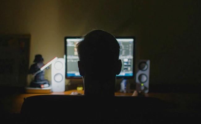 Procesan a hombre que fingía ser mujer para obtener fotos de una menor de edad, en Quito