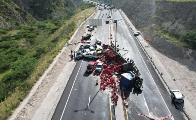 $!Choque múltiple en Guayllabamba: conductor habría conocido malas condiciones mecánicas