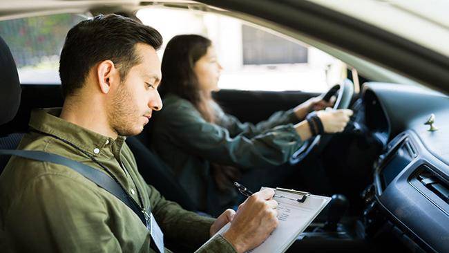 Escuelas de conducción advierten crisis tras cierre de la ANT por trama de corrupción