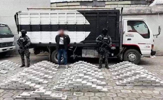 Más de 500 kilos de cocaína son hallados en el doble fondo de un camión: chofer fue detenido en Pimampiro