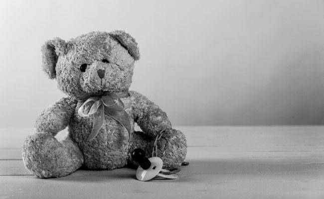 La niña de un año falleció como consecuencia supuestamente de la violación y de las heridas provocadas en una casa hogar pública.