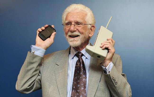 Martin Cooper inventó el primer dispositivo móvil el 3 de abril de 1973 y supervisó los diez años próximos para poder llevar su producto al mercado.