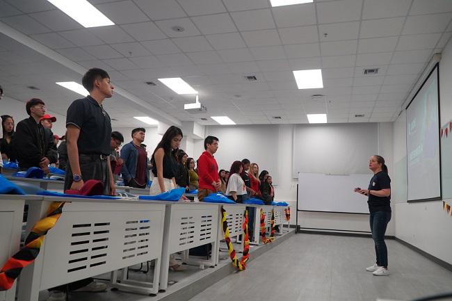 $!Estudiantes de enfermería de la UIDE durante una clase práctica
