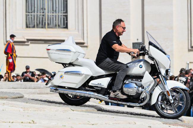 $!Miembros cristianos del club Jesus Bikers entregaron una BMW al Papa León XIV.