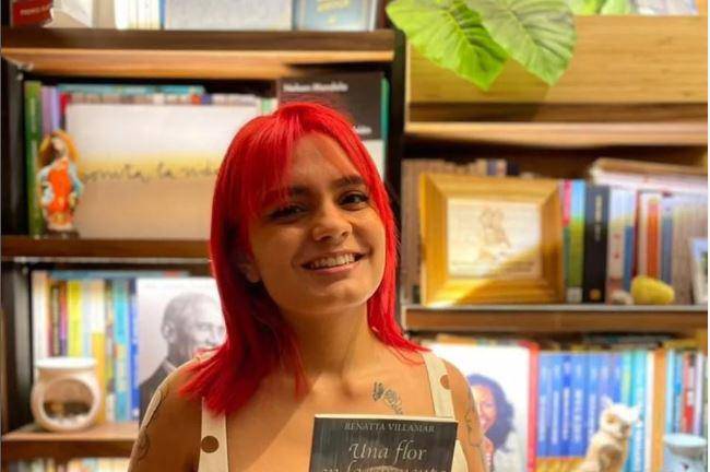 Renatta Villamar presenta su libro: Una flor en la tormenta.