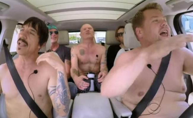 Red Hot Chili Peppers se desnuda en el auto de James Corden