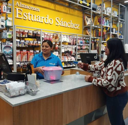 Una empleada de Almacenes Estuardo Sánchez atiende a una compradora.