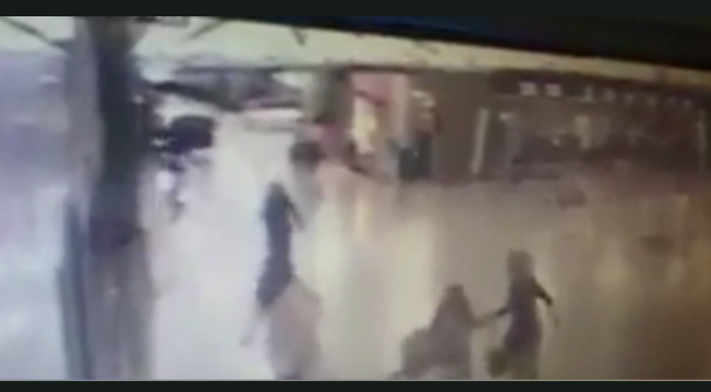 El momento en que se activa la bomba en aeropuerto de Estambul