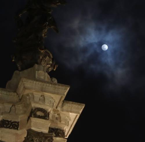 Fotografía que muestra el eclipse parcial desde la ciudad de Quito.