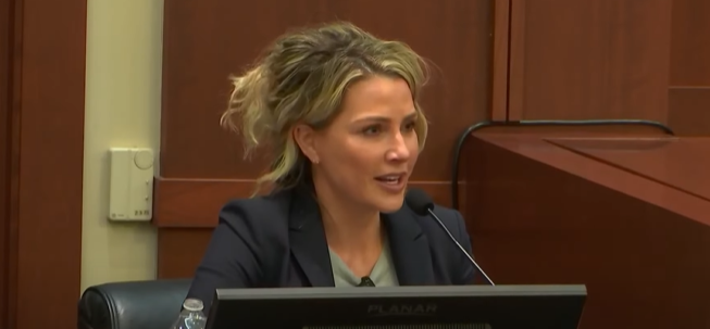 $!Shannon Curry, psicóloga clínica, testificando sobre la salud mental de Amber Heard en la corte.