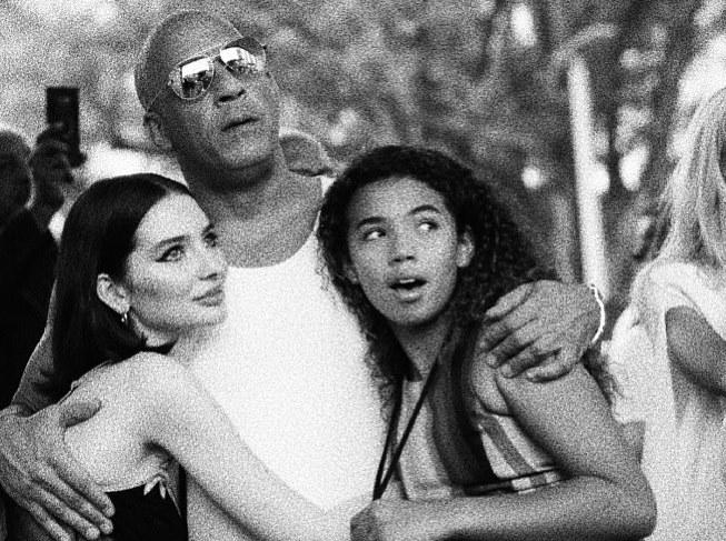 $!En la foto Vin Diesel abrazando a Meadow Walker y a su hija Hania.