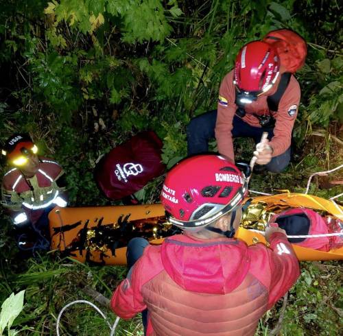 Rescate de una adolescente herida durante caminata.
