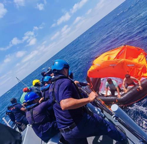 Una unidad de Guardacostas encontró a los sobrevivientes a unas 34 millas de la Puntilla de Santa Elena.