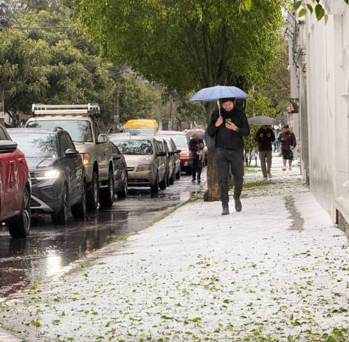 Fotografía que muestra una acera llena de granizo en la ciudad de Quito, el pasado miércoles 7 de octubre.