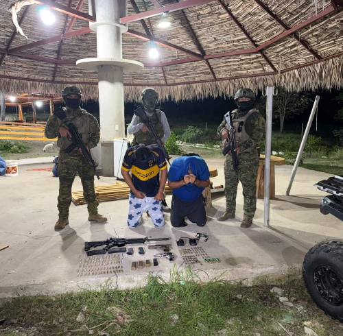 Los aprehendidos y las evidencias incautadas durante el operativo militar.