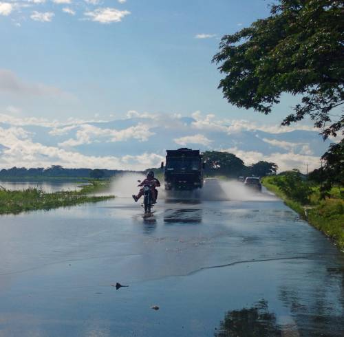 Fotografía que muestra un tramo de carretera anegado en el cantón Babahoyo, este lunes 12 de octubre.