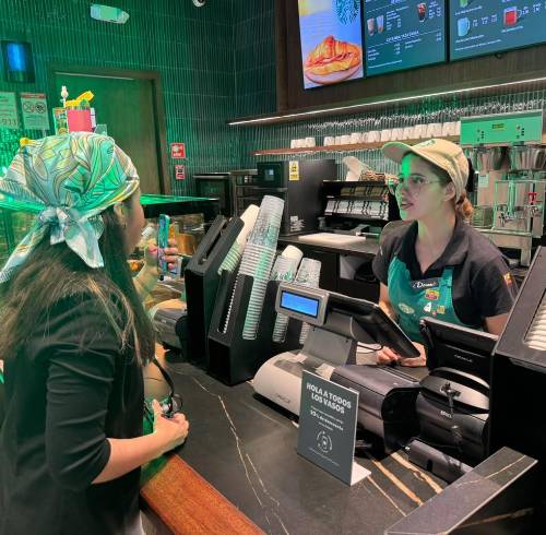Clienta en la orden de su pedido, durante la inauguración del primer local de Starbucks en Guayaquil.