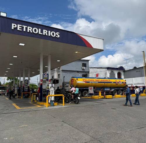 Agentes de la ARCH realizando inspecciones a los centros de distribución del segmento automotriz.