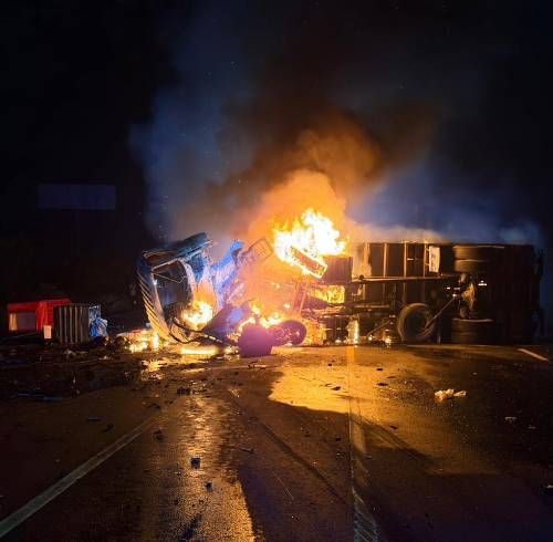 El accidente involucró a un camión y una camioneta; tras el impacto, el vehículo pesado se volcó y se incendió