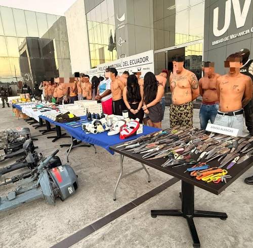 Como resultado del operativo, los agentes aprehendieron a 35 personas y aislaron a un menor de edad.