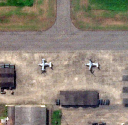 Esta imagen satelital, facilitada por Planet Labs PBC y captada el 10 de octubre de 2026 —analizada posteriormente por la AFP—, muestra dos aeronaves en la plataforma cuyas dimensiones y forma coinciden con las de aviones V-22 Osprey, en la base aérea militar ecuatoriana de Taura.