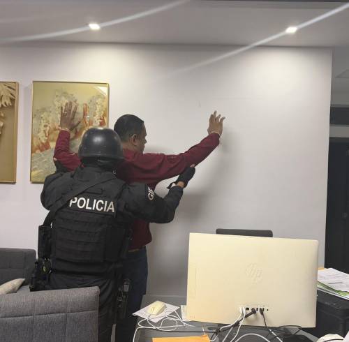 El alcalde de Esmeraldas, Vicko Villacís, al momento de su detención por parte de agentes de la Policía Nacional.