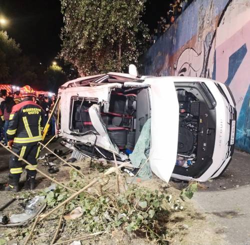 Vehículo tipo SUV accidentado en El Condado.