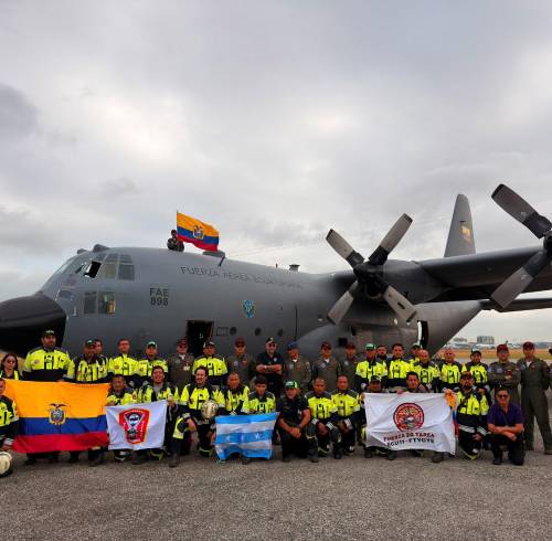 Los rescatistas y los expertos viajan en un C-130 Hércules de la Fuerza Aérea Ecuatoriana.