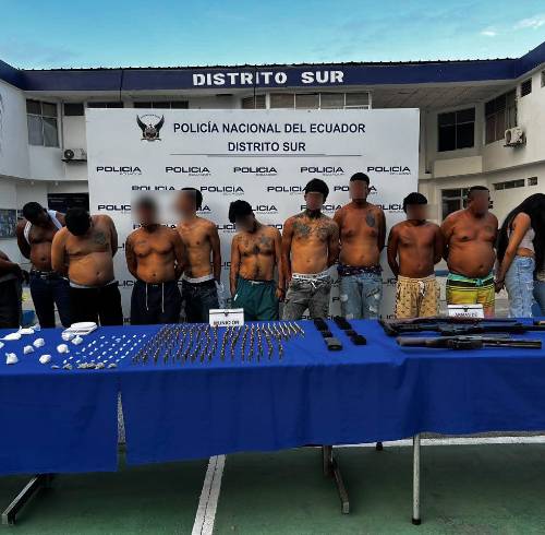 Fotografía que muestra a los detenidos en diez intervenciones simultáneas en Guayaquil y Durán.