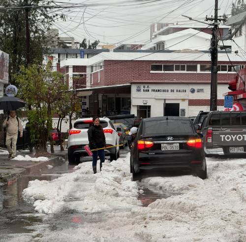 Fuerte granizada y lluvia en horas de la tarde en el sector norte de la capital.