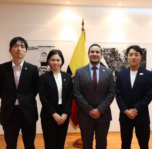 Fotografía que muestra al director ejecutivo de Agrocalidad, Eduardo Cantos, junto con representantes del Gobierno japonés.