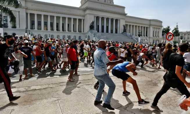 $!Ciudadanos se manifiestan frente al capitolio de Cuba.