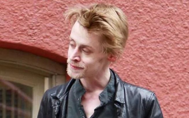 Macaulay Culkin reapareció con un radical cambio de look