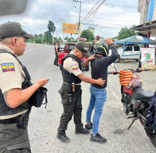 La Policía informó que 1.979 uniformados permanecerán desplegados de manera permanente en los principales ejes viales del país.