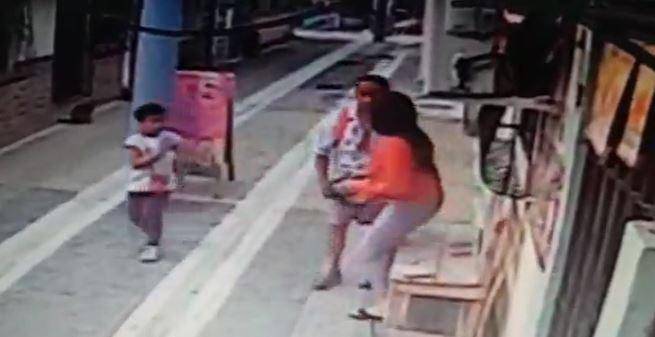 Un delincuente acompañado de una niña amenazó con arma de fuego a una mujer para intentar robarle.