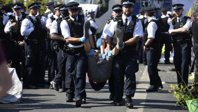 Críticas a la policía británica por detener a periodistas en protestas ecologistas