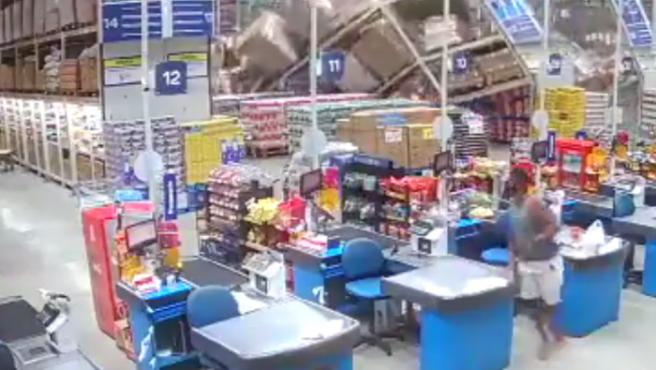 Colapsa estantería en supermercado y muere empleada