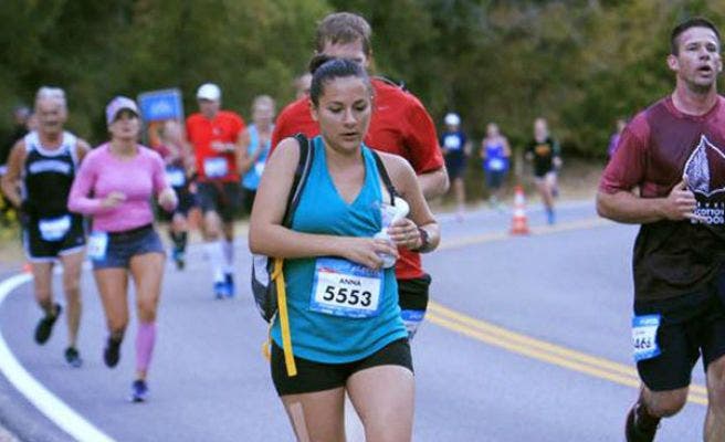 La madre que reivindica la lactancia pública sacándose leche en una maratón