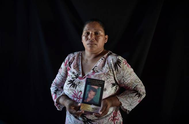 Una mujer se infiltró como prostituta para encontrar a su hijo y esposo desaparecidos por los paramilitares