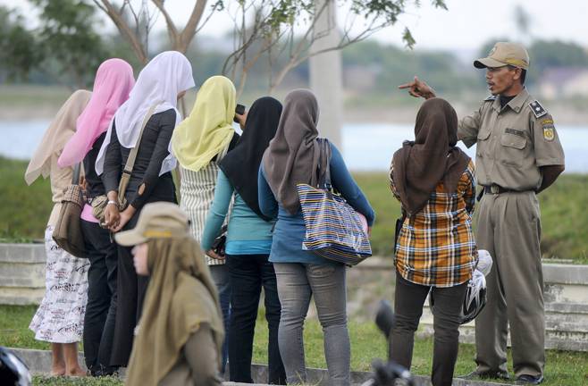 Una provincia indonesia prohíbe la vida nocturna a mujeres solas