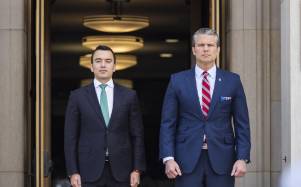 El secretario de Defensa de Estados Unidos, Pete Hegseth (derecha), da la bienvenida al presidente de Ecuador, Daniel Noboa, al Pentágono en Arlington, Virginia, Estados Unidos, el 15 de junio de 2026.