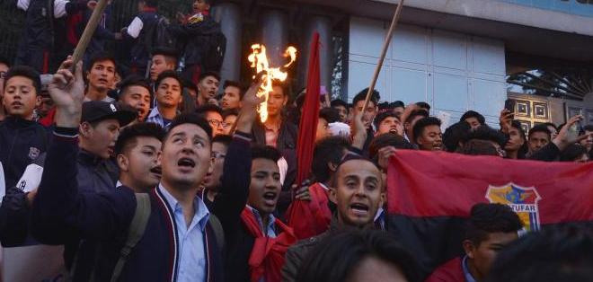 Alumnos del Montúfar realizaron plantón con antorchas