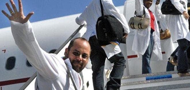 Médicos cubanos necesitarán autorización para viajar por asuntos particulares