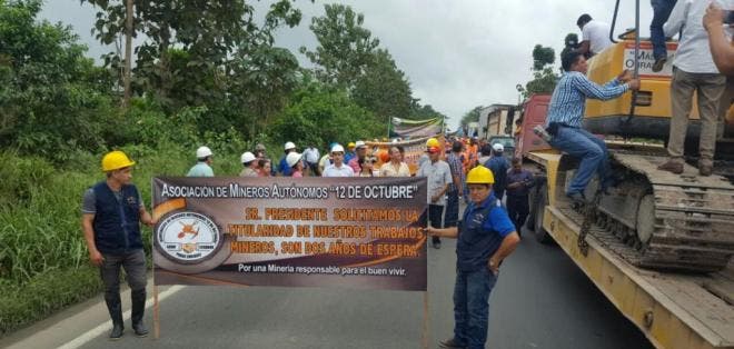 Mineros se tomaron la vía Panamericana