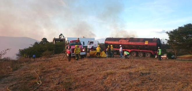Un tercer bombero fallece tras combatir incendio en Puembo