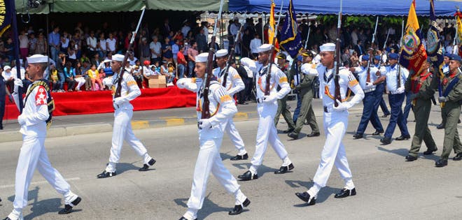 Fuerzas Armadas rinden homenaje a Guayaquil con un desfile