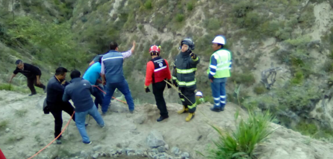 Bus con 30 pasajeros cae a un barranco en Pichincha