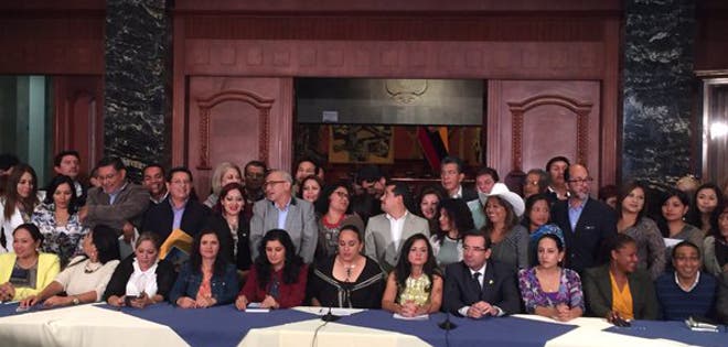 AP apoya transitoria que impide reelección de Correa en 2017