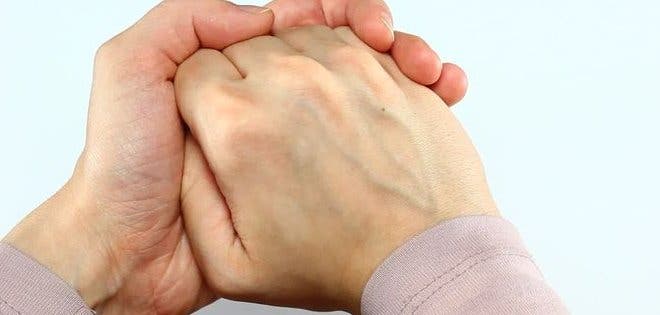 ¿Qué le sucede a los nudillos cuando se los hace crujir?