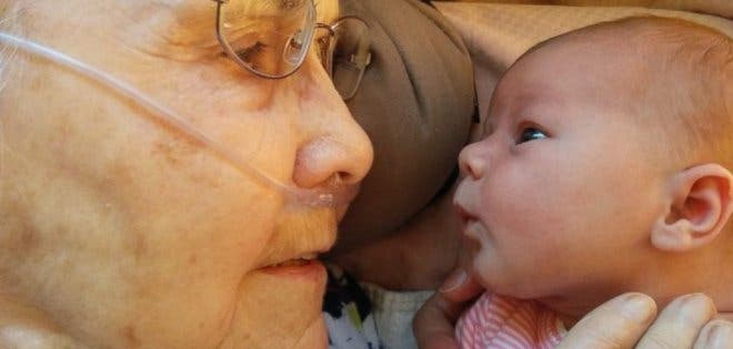 El amor a primera vista de un bebé de 2 días y su bisabuela de 92 años